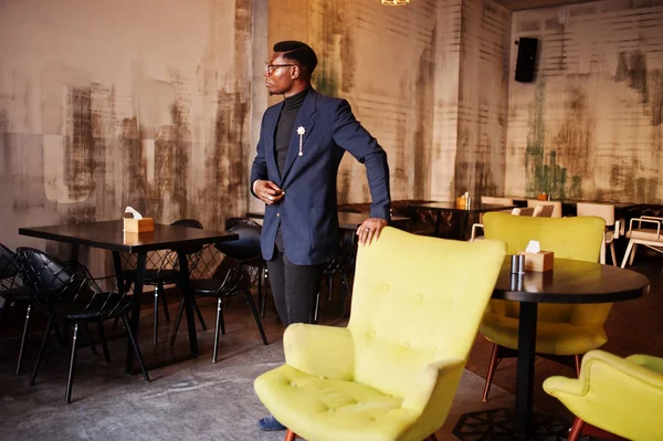 Divatos Afroamerikai Férfi Öltöny Szemüveg Jelentett Kávézó — Stock Fotó
