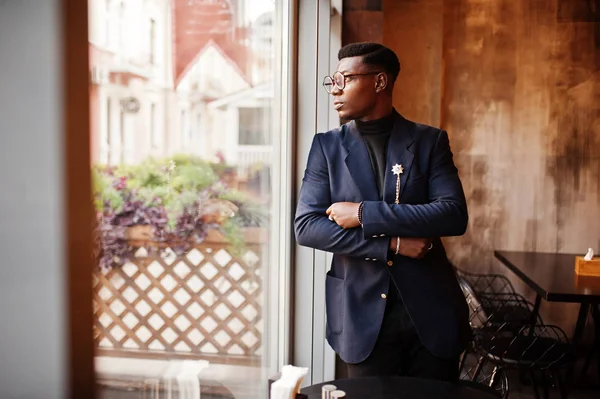 Uomo Afro Americano Alla Moda Giacca Cravatta Occhiali Posato Caffè — Foto Stock