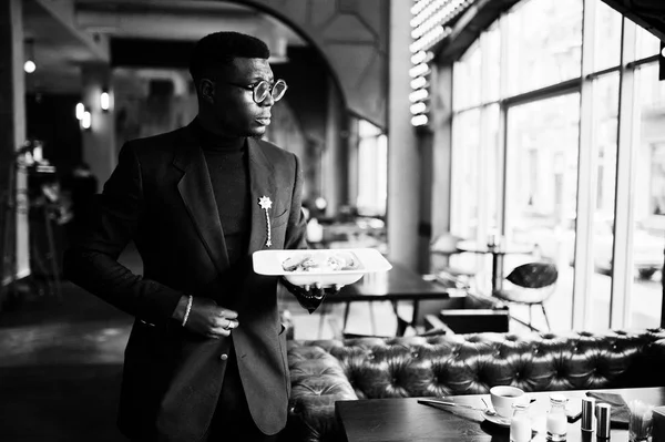 Modne African American Człowiek Garniturze Okulary Ręku Stojąc Kawiarni Płyta — Zdjęcie stockowe