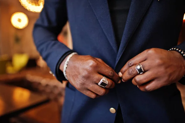 スーツのおしゃれなアフリカ系アメリカ人の男の手を閉じるボタンを縛ら — ストック写真