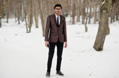 Kış günü açık kahverengi takım elbise ve gözlük şık Hint öğrenci erkekte yarattığı.