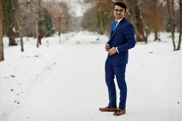 冬の日の屋外で提起されたスタイリッシュなインド ビジネス スーツと眼鏡の男 — ストック写真
