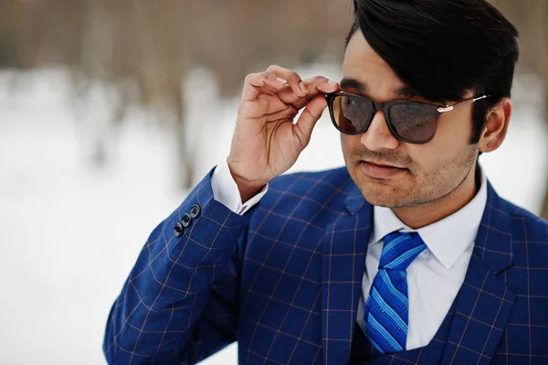 クローズ アップのスーツとサングラスの冬の日の屋外で提起されたスタイリッシュなインド ビジネスの男のポートレート — ストック写真