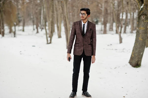 Homem Estudante Indiano Elegante Terno Marrom Óculos Posados Dia Inverno — Fotografia de Stock