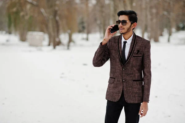 Cep Telefonu Konuşma Kış Günü Açık Kahverengi Takım Elbise Güneş — Stok fotoğraf