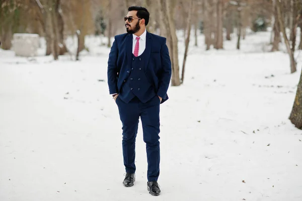 Homem Negócios Elegante Barba Indiana Terno Óculos Sol Posou Dia — Fotografia de Stock