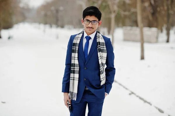 Stijlvolle Indiase Student Man Pak Bril Sjaal Gesteld Winterdag Buiten — Stockfoto