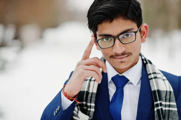 Close Retrato Estudante Indiano Elegante Homem Terno Óculos Cachecol Posado — Fotografia de Stock