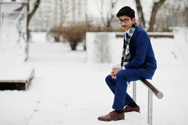 Elegante Estudiante Indio Con Traje Gafas Bufanda Posado Día Invierno — Foto de Stock