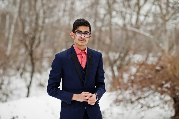 Homem Estudante Indiano Elegante Terno Óculos Posados Dia Inverno Livre — Fotografia de Stock