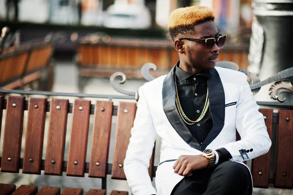 Elegante Hombre Afroamericano Guapo Traje Blanco Gafas Sol Sentado Banco — Foto de Stock