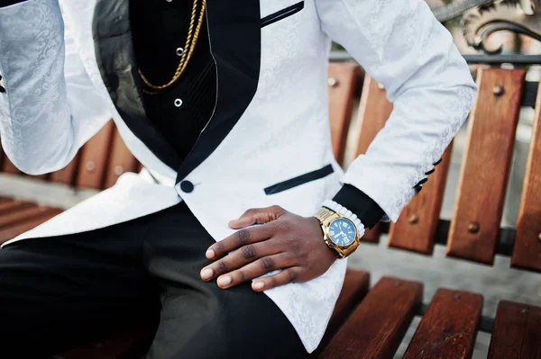 Elegante Hombre Afroamericano Guapo Traje Blanco Sentado Banco Cerca Foto — Foto de Stock