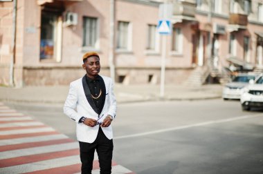 Şık Afro-Amerikan yakışıklı beyaz takım yaya geçidi üzerinde yürüme.