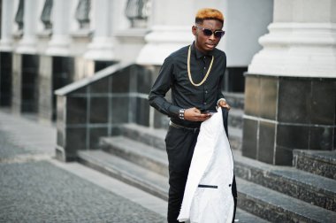 Beyaz takım elbise ve siyah gömlek şık Afro-Amerikan yakışıklı.