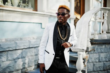 Şık Afro-Amerikan yakışıklı beyaz takım.