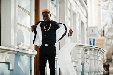 Beyaz takım elbise ve siyah gömlek şık Afro-Amerikan yakışıklı.