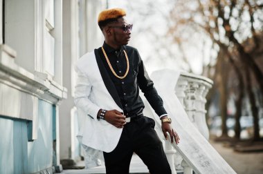 Beyaz takım elbise ve siyah gömlek şık Afro-Amerikan yakışıklı.