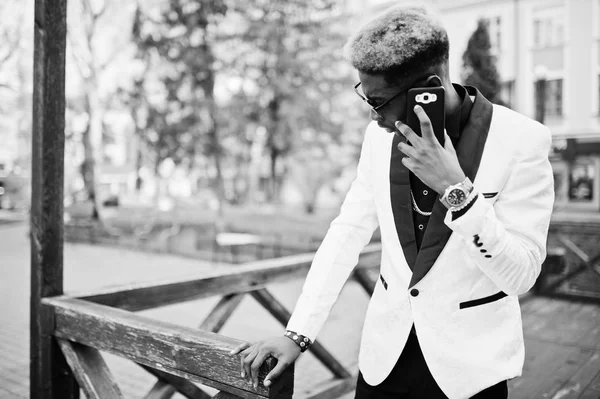 Elegante Hombre Afroamericano Guapo Traje Blanco Con Teléfono Móvil Mano — Foto de Stock