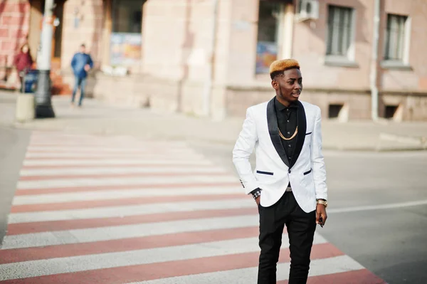 Chique Knappe Afro Amerikaanse Man Een Wit Pak Lopen Zebrapad — Stockfoto