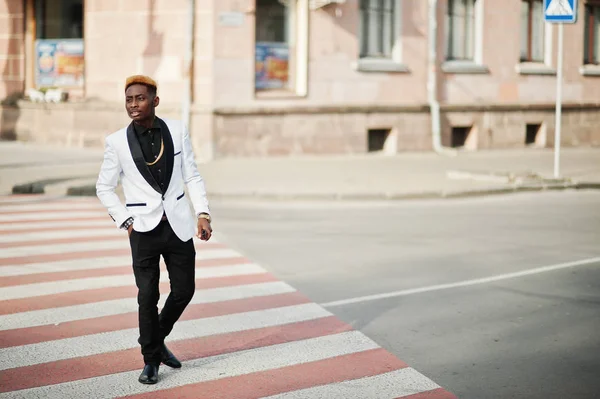 横断歩道の上を歩く白いスーツでシックなハンサムなアフリカ系アメリカ人 — ストック写真