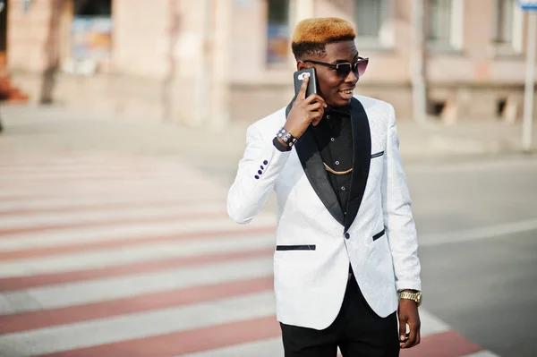 Chic Stilig Afroamerikanska Mannen Vita Kostymen Promenader Övergångsställe Och Tala — Stockfoto