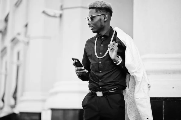Elegante Hombre Afroamericano Guapo Traje Blanco Camisa Negra Con Teléfono — Foto de Stock