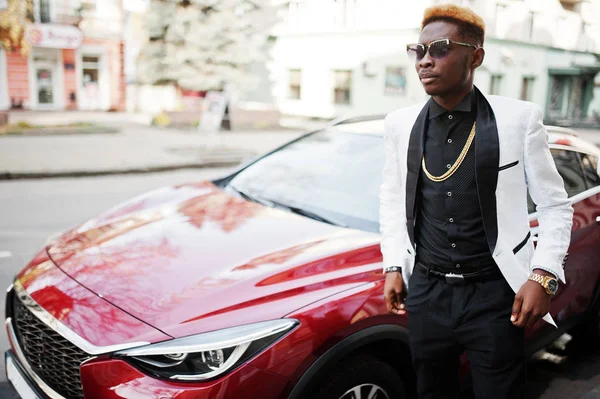 Schicker Schöner Afrikanisch Amerikanischer Mann Weißen Anzug Gegen Rotes Luxusauto — Stockfoto