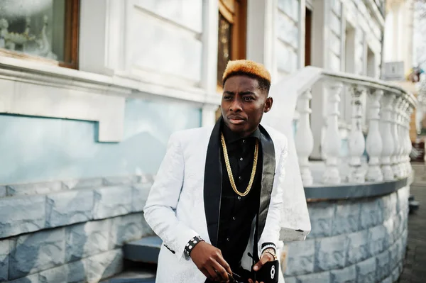Chic Stilig Afroamerikanska Mannen Vita Kostymen — Stockfoto