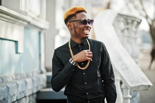 Elegante Hombre Afroamericano Guapo Camisa Negra Con Cadena Oro Gafas — Foto de Stock