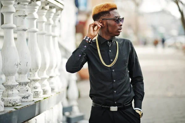 Elegante Hombre Afroamericano Guapo Camisa Negra Con Cadena Oro Gafas — Foto de Stock