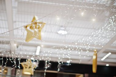 Yeni yıl sahne beyaz alışveriş merkezi süsleme çelenk.