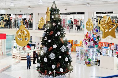Kiyv, Ukrayna - 19 Aralık 2018: büyük yeni yıl ağacı süslemeleri alışveriş merkezi ile.