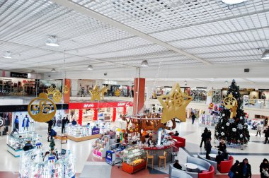 Kiyv, Ukrayna - 19 Aralık 2018: büyük yeni yıl ağacı süslemeleri alışveriş merkezi ile.