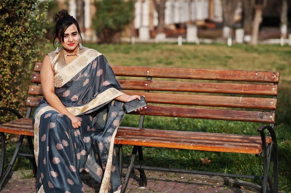 Elegante Morena Sul Asiático Indiana Menina Saree Sentado Banco Com — Fotografia de Stock