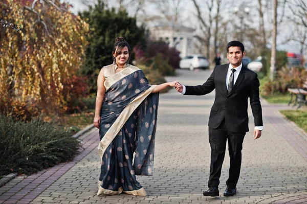 Elegante Elegante Indiana Amigos Casal Mulher Saree Homem Terno Andando — Fotografia de Stock