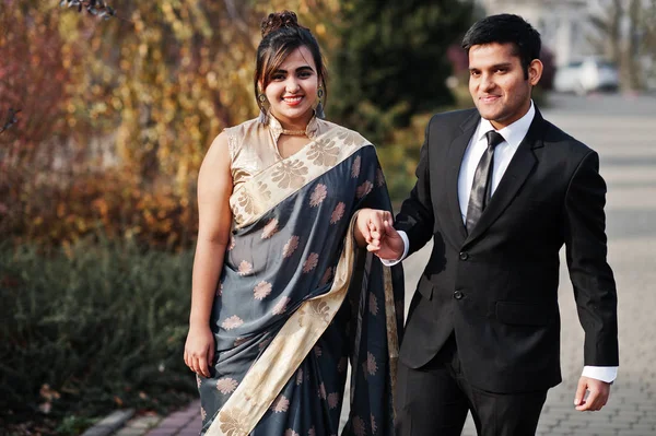 Elegante Elegante Indiana Amigos Casal Mulher Saree Homem Terno Andando — Fotografia de Stock