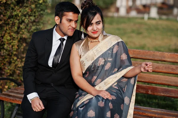 Elegante Elegante Indiana Amigos Casal Mulher Saree Homem Terno Sentado — Fotografia de Stock