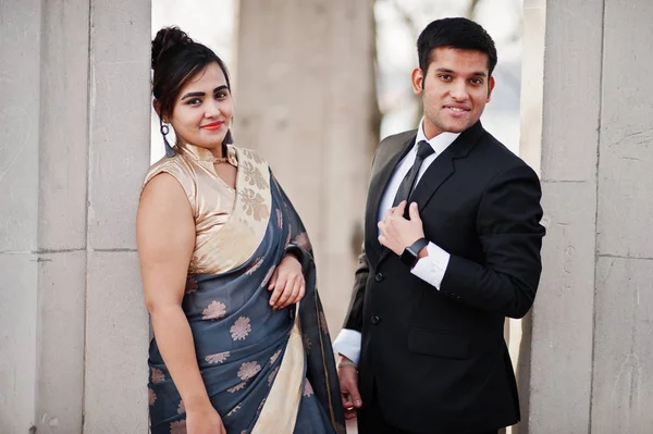 Eleganckie Modne Przyjaciół Indian Para Kobiety Sari Mężczyzny Garniturze Jakie — Zdjęcie stockowe