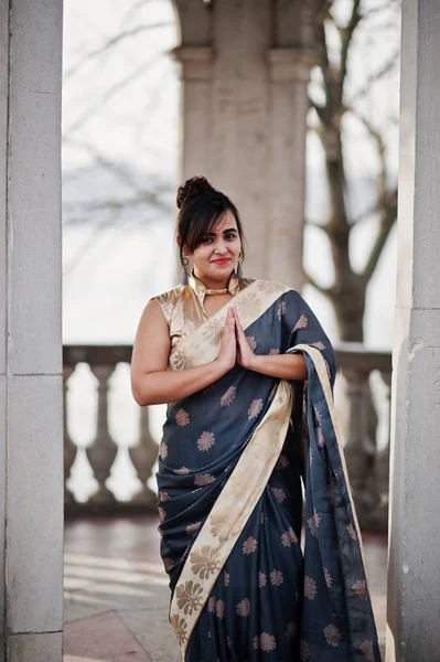 Elegancka Brunetka Azji Południowej Indyjski Dziewczyna Sari Stojący Pod Łuk — Zdjęcie stockowe