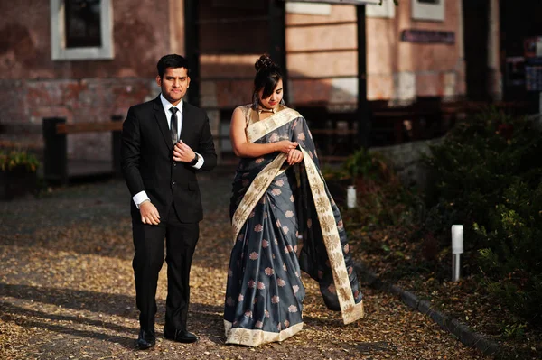 Elegante Modieuze Indiase Vrienden Paar Vrouw Saree Man Pak — Stockfoto