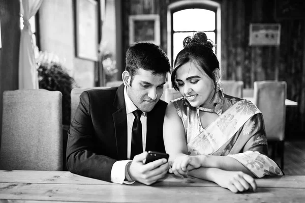 Elegante Und Modische Indische Freunde Paar Frau Sari Und Mann — Stockfoto
