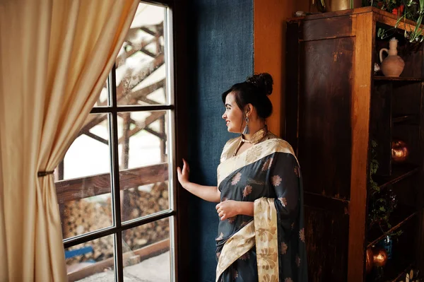 Элегантная Брюнетка Южно Азиатская Индианка Сари Позировала Закрытое Кафе Окна — стоковое фото