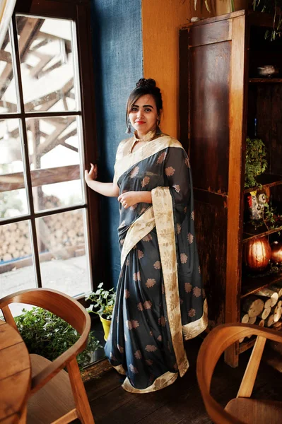Elegante Brünette Südasiatische Indische Mädchen Sari Posierte Café Gegen Fenster — Stockfoto