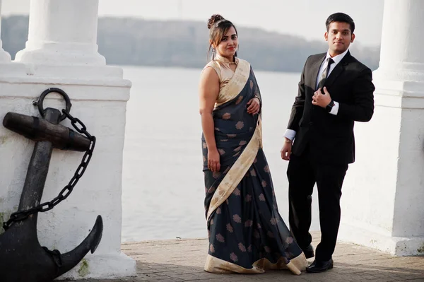 Элегантные Модные Индийские Друзья Пара Женщин Сари Мужчина Костюме Позируют — стоковое фото