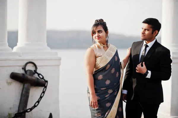 Eleganckie Modne Przyjaciół Indian Para Kobiety Sari Mężczyzny Garniturze Stwarzane — Zdjęcie stockowe