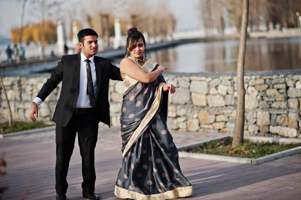 Elegante Elegante Indiana Amigos Casal Mulher Saree Homem Terno Dançando — Fotografia de Stock