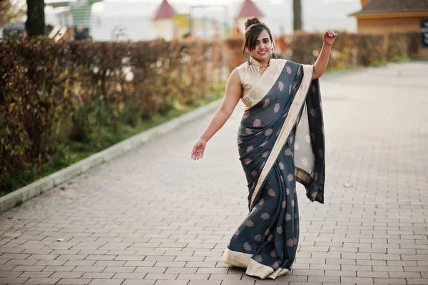 サリー踊って屋外でエレガントなブルネット南アジア インドの女の子 — ストック写真
