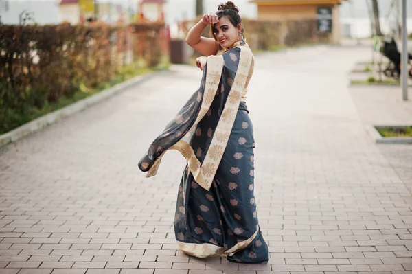 Elegantní Brunetka Jihoasijských Indická Dívka Sárí Tanec Venkovní — Stock fotografie