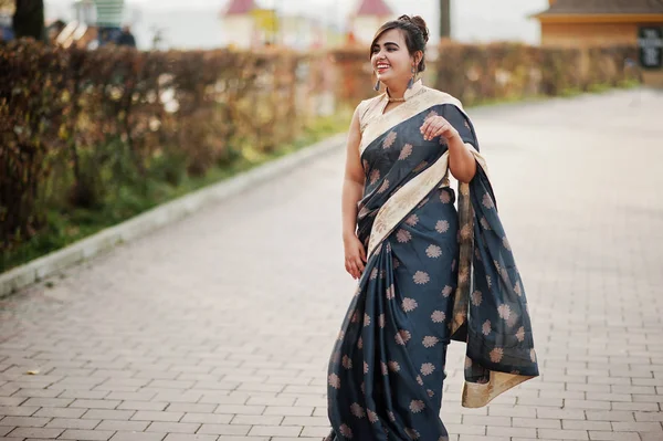 Elegant Brünett Südasiatisch Indisch Mädchen Saree Tanzen Outdoor — Stockfoto