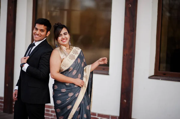 Elegante Elegante Indiana Amigos Casal Mulher Saree Homem Terno — Fotografia de Stock